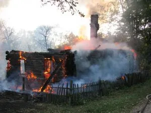 Бабушка получила ожоги, спасая из огня документы и деньги