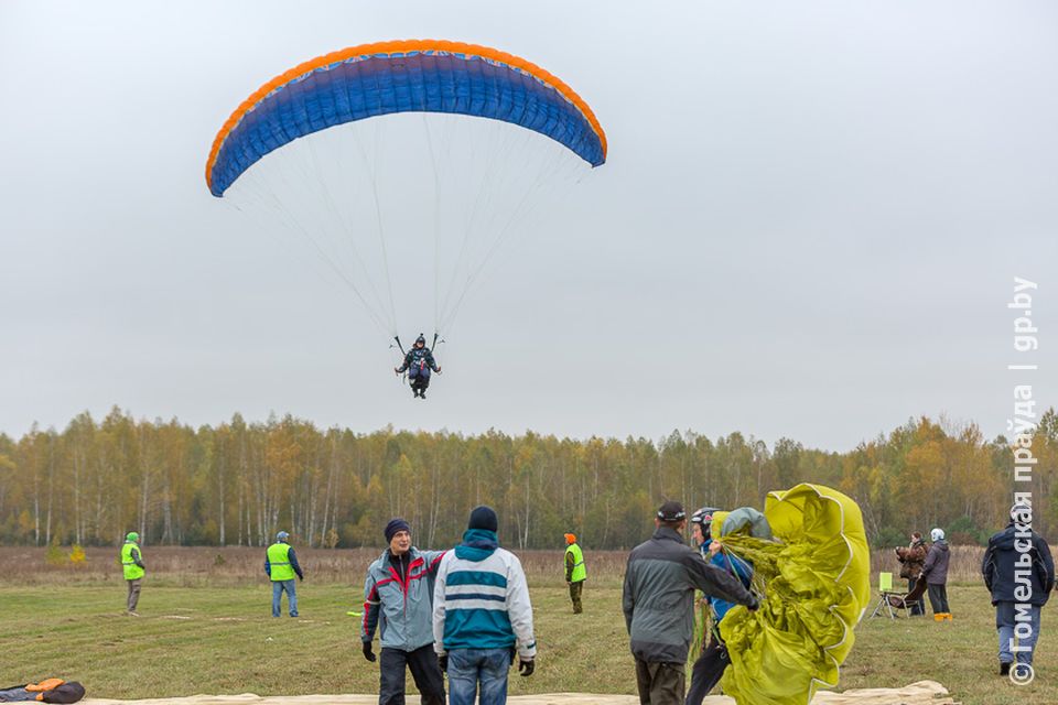 на аэродроме в Зябровке проходит чемпионат Беларуси по точности приземления на парапланах