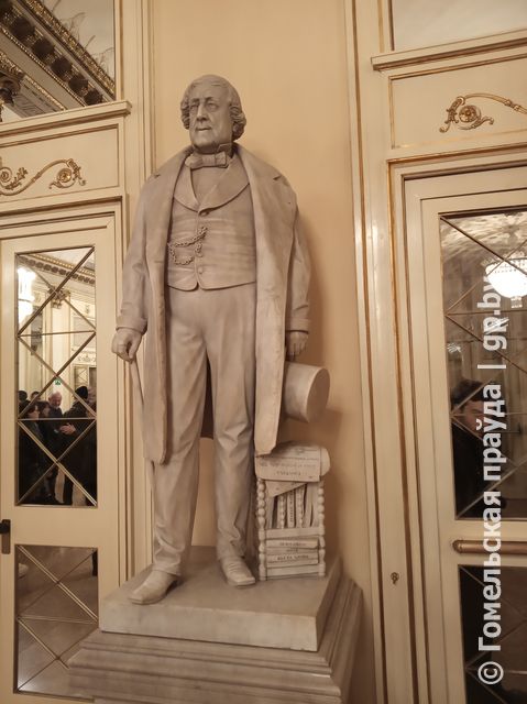 Памятник Россини в фойе театра.jpg Памятник Россини в фойе театра.jpg
