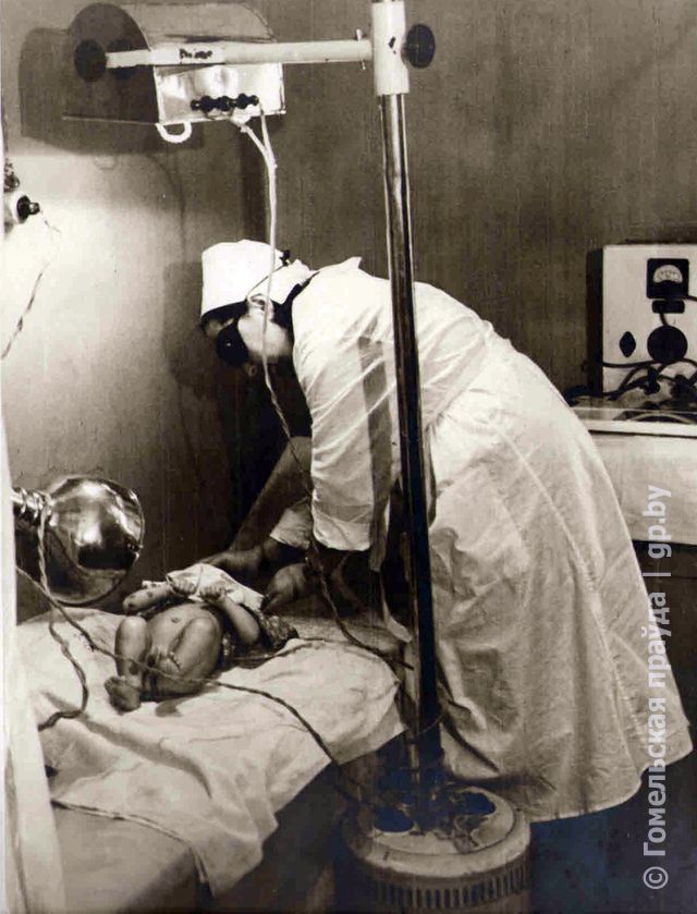 Облучение ребенка кварцем проводит медсестра Рехсон, 1956г..jpg Облучение ребенка кварцем проводит медсестра Рехсон, 1956г..jpg