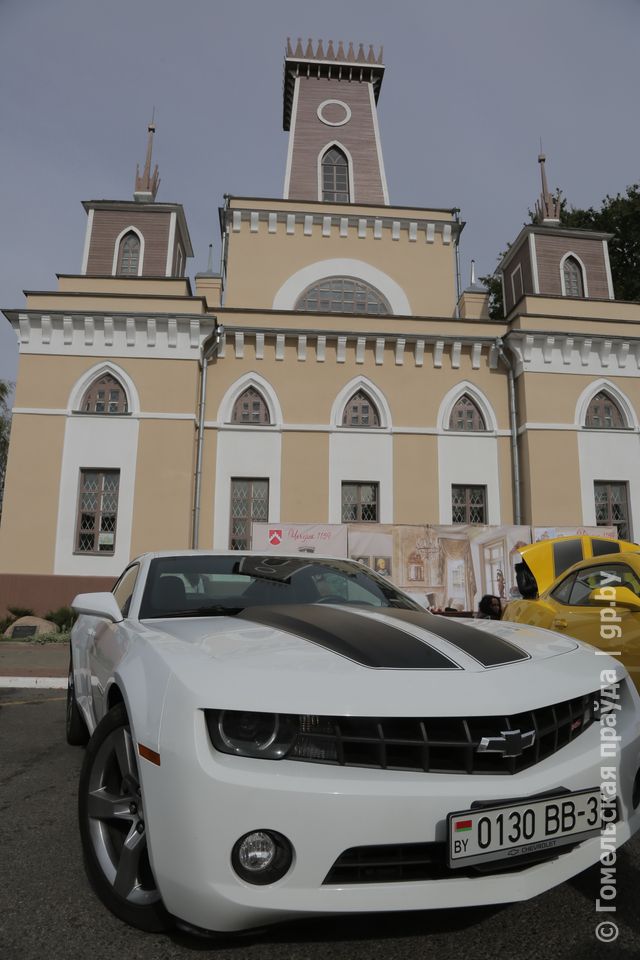 Выставка тюнингованных авто на парковке возле ратуши.jpg