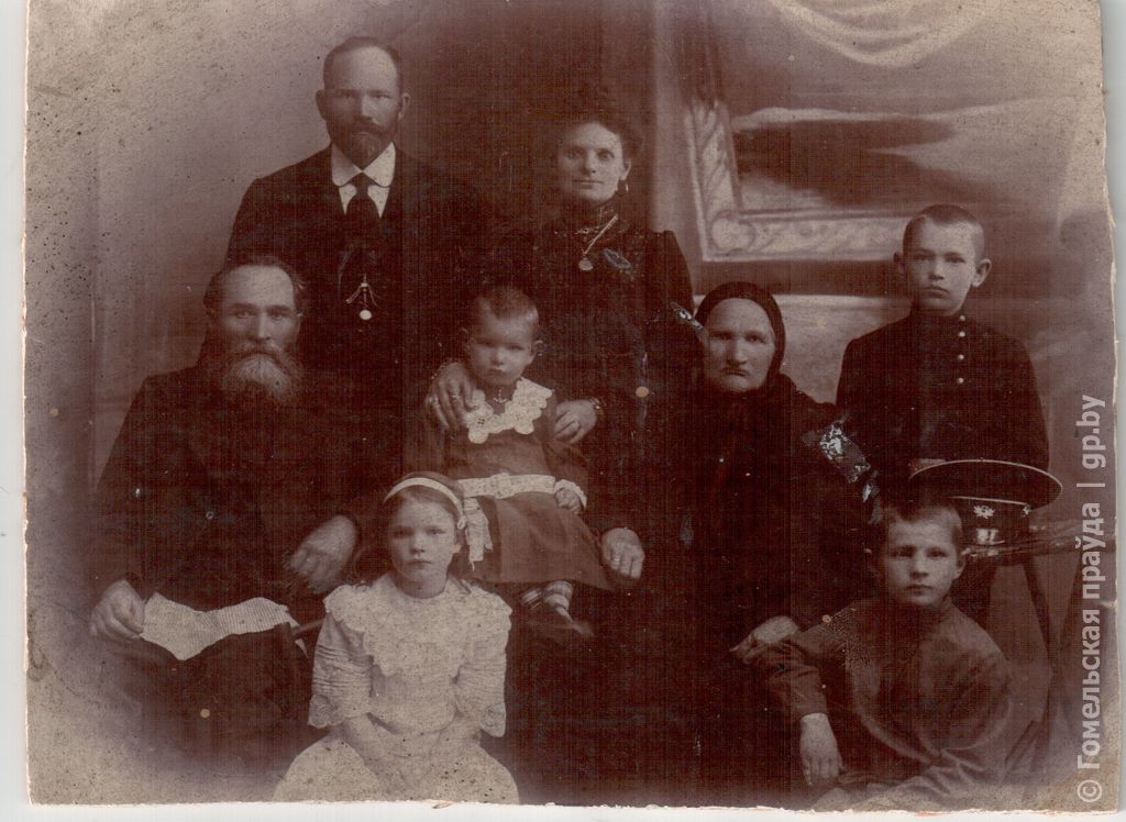 6. Семейное фото Новиковых. 1916.jpg