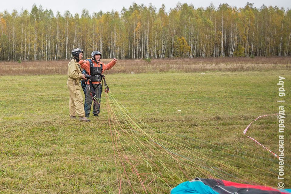 на аэродроме в Зябровке проходит чемпионат Беларуси по точности приземления на парапланах