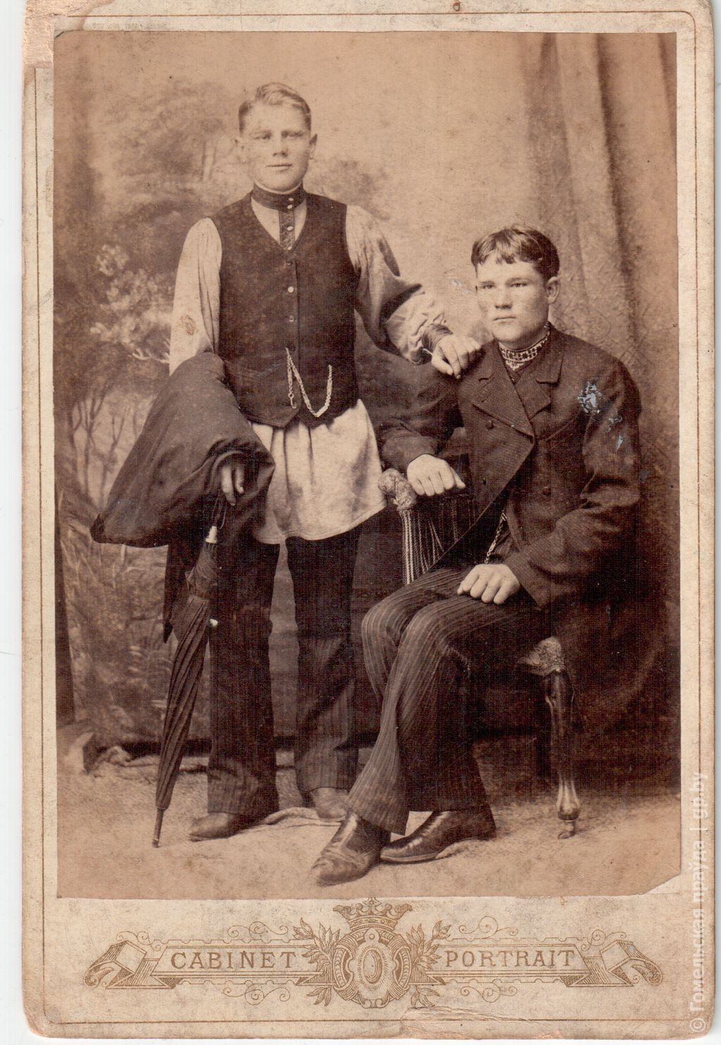 4. Портрет Л.Г. Новикова с братом. 1900.jpg