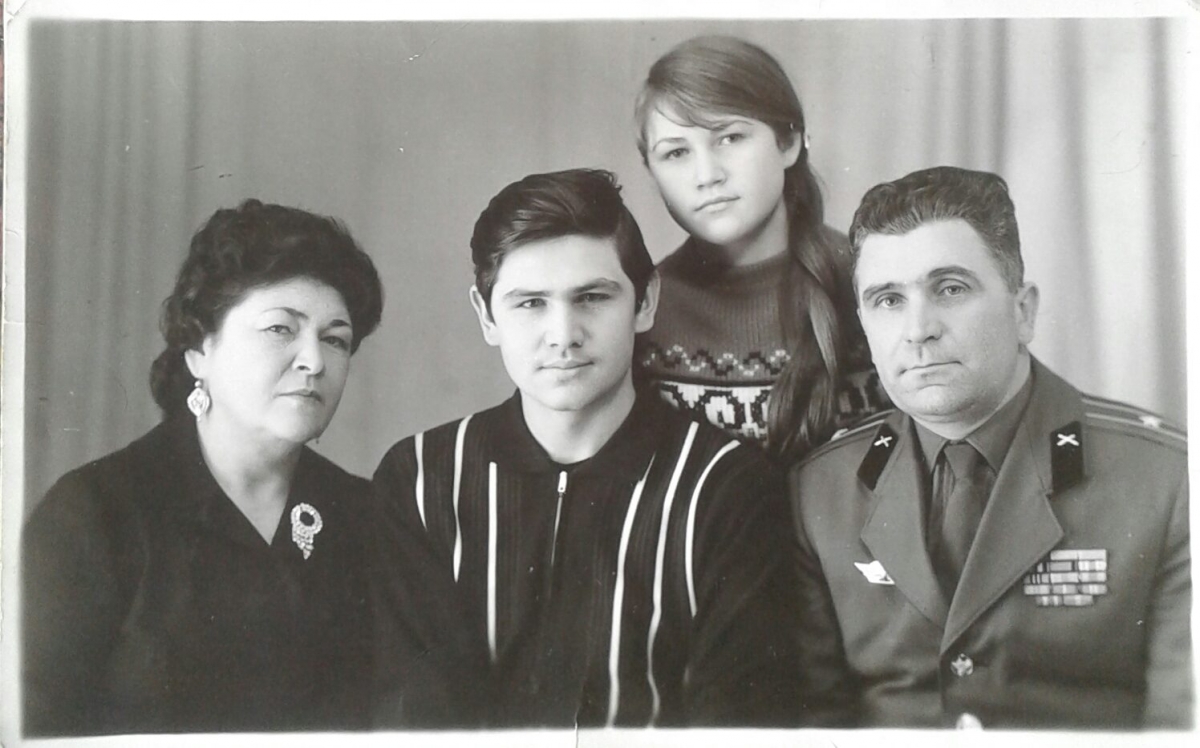 Наталья Задорина с родителями и братом Александром.jpg Наталья Задорина с родителями и братом Александром.jpg