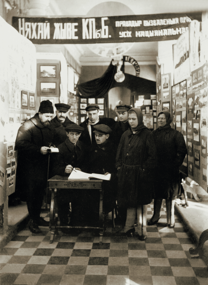 05.Сотрудники музея в экспозиции.jpg