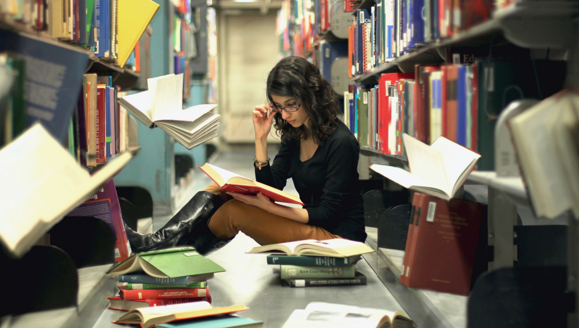 devushka-biblioteka-knigi-5050.jpg