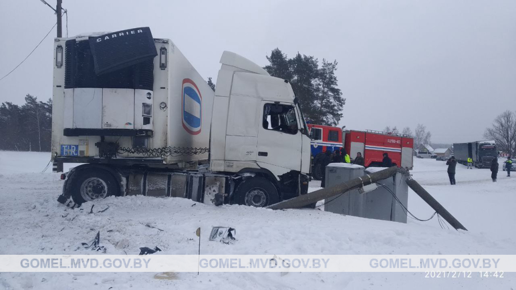 В Добрушском районе товарный поезд столкнулся с большегрузом 3.jpeg
