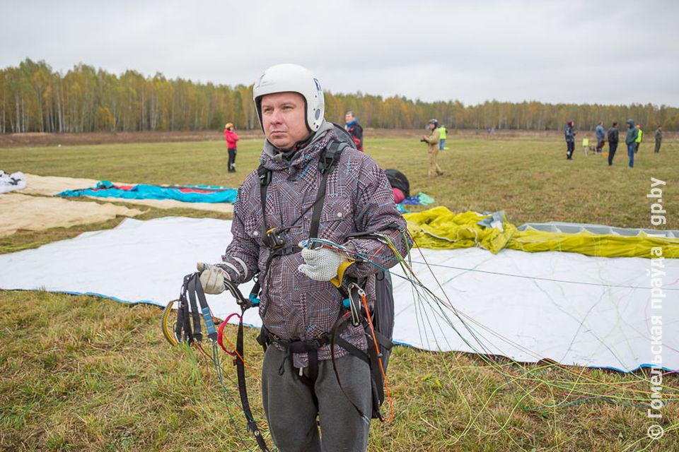 на аэродроме в Зябровке проходит чемпионат Беларуси по точности приземления на парапланах