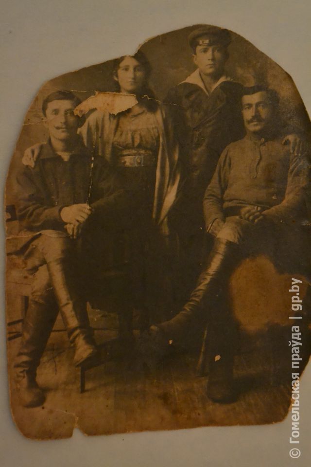 Исакова Манжулия Нисановна в группе атураев. Начало 30-х гг..JPG