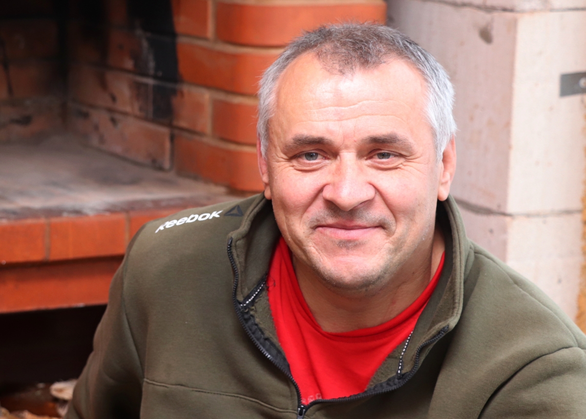 Михаил Ахраменко из агрогородка Любань  изобрел и сам смастерил электроподъемник  для инвалидов-колясочников