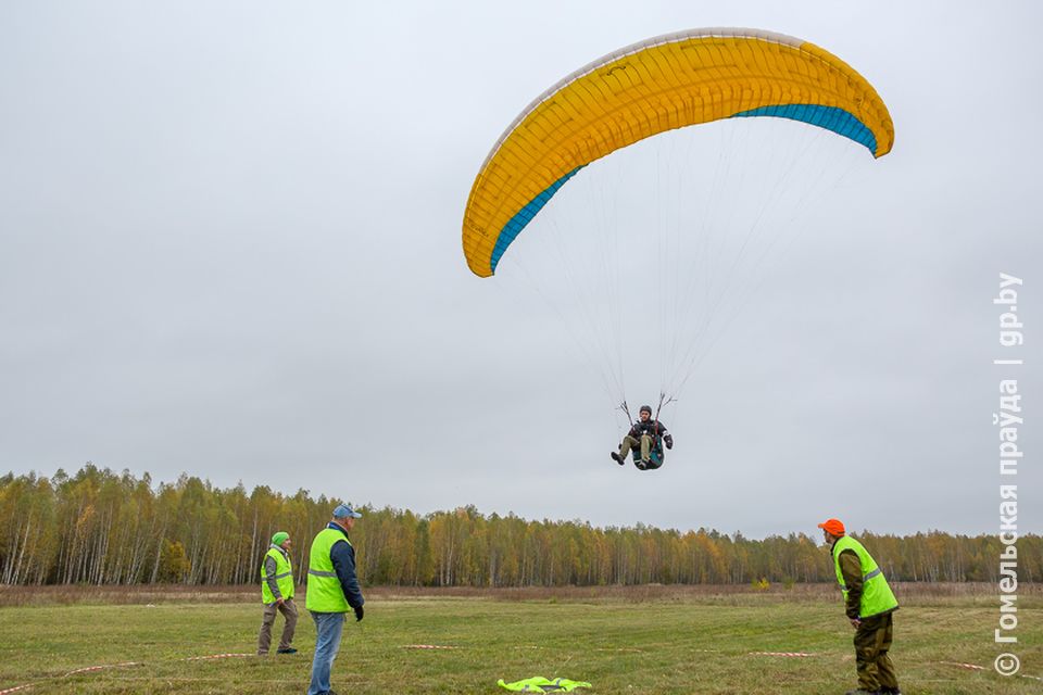 на аэродроме в Зябровке проходит чемпионат Беларуси по точности приземления на парапланах