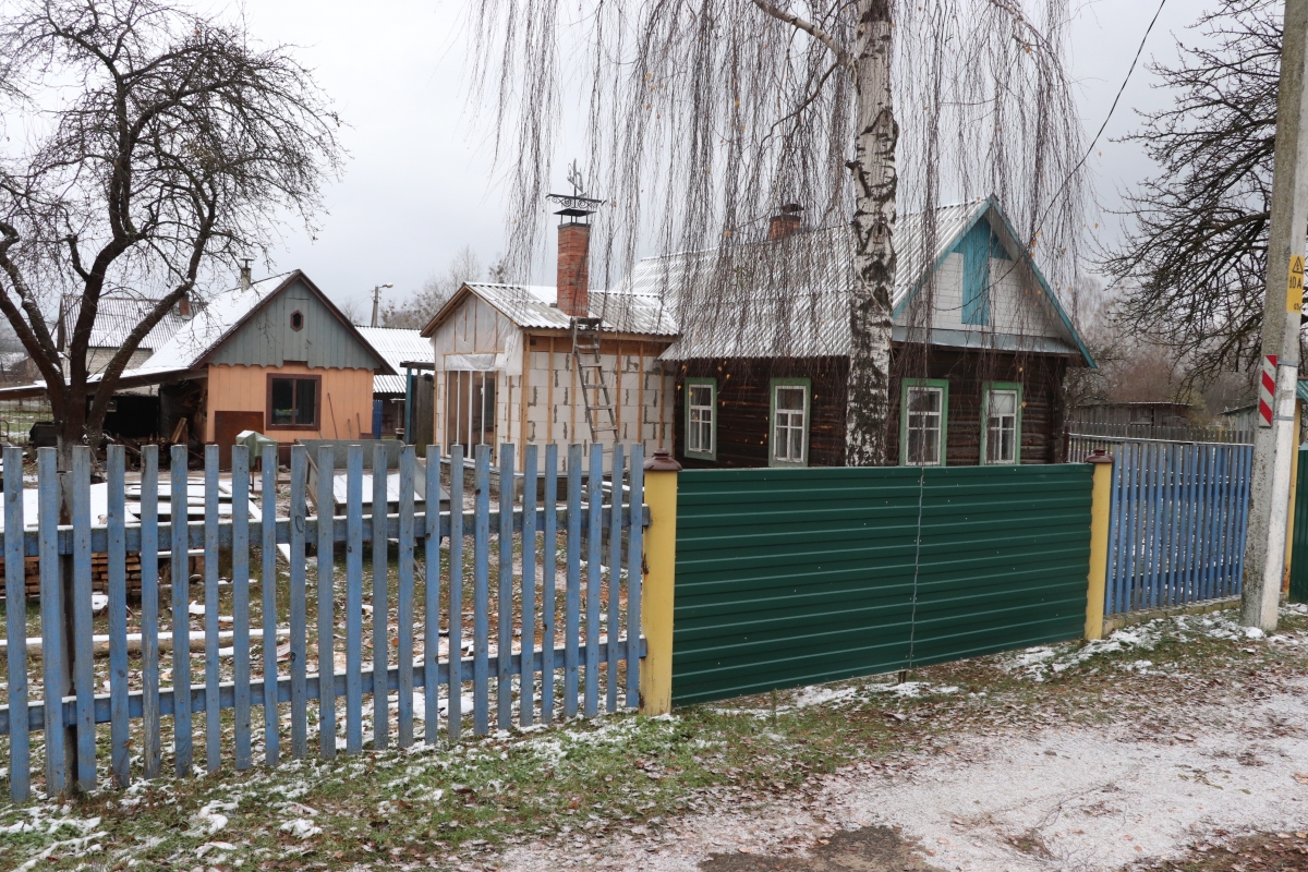 Михаил Ахраменко из агрогородка Любань  изобрел и сам смастерил электроподъемник  для инвалидов-колясочников
