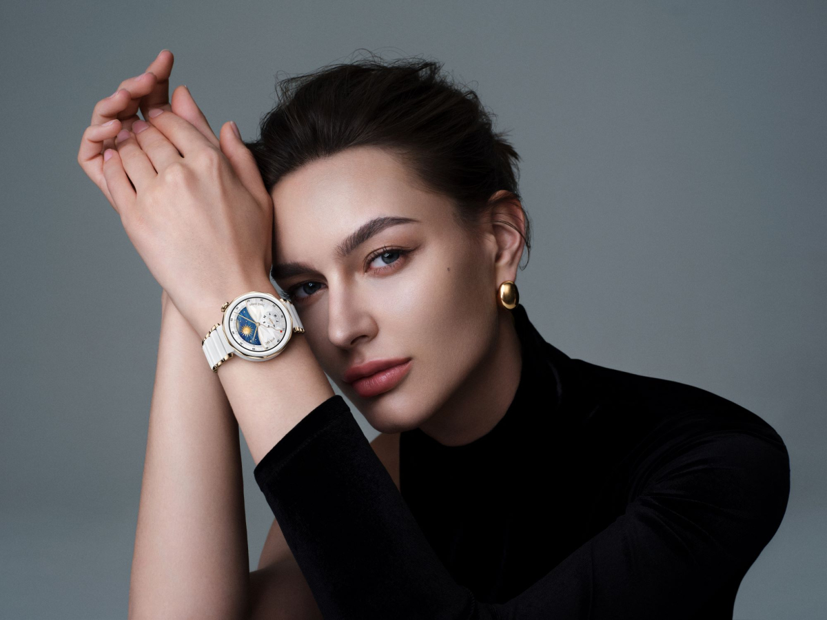 HUAWEI WATCH GT 5 Series_Product_Creative lifestyleshot_Headquarter_Vili&Jana_Lifestyle Image_JanaPro_Ceramic-2_EN_JPG_20240828.jpg