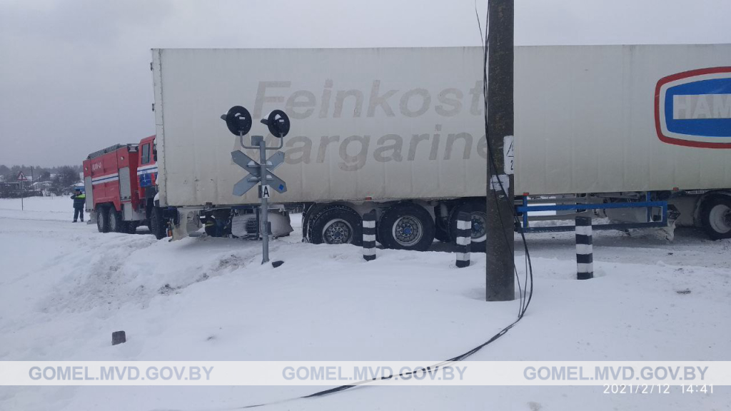 В Добрушском районе товарный поезд столкнулся с большегрузом 4.jpeg
