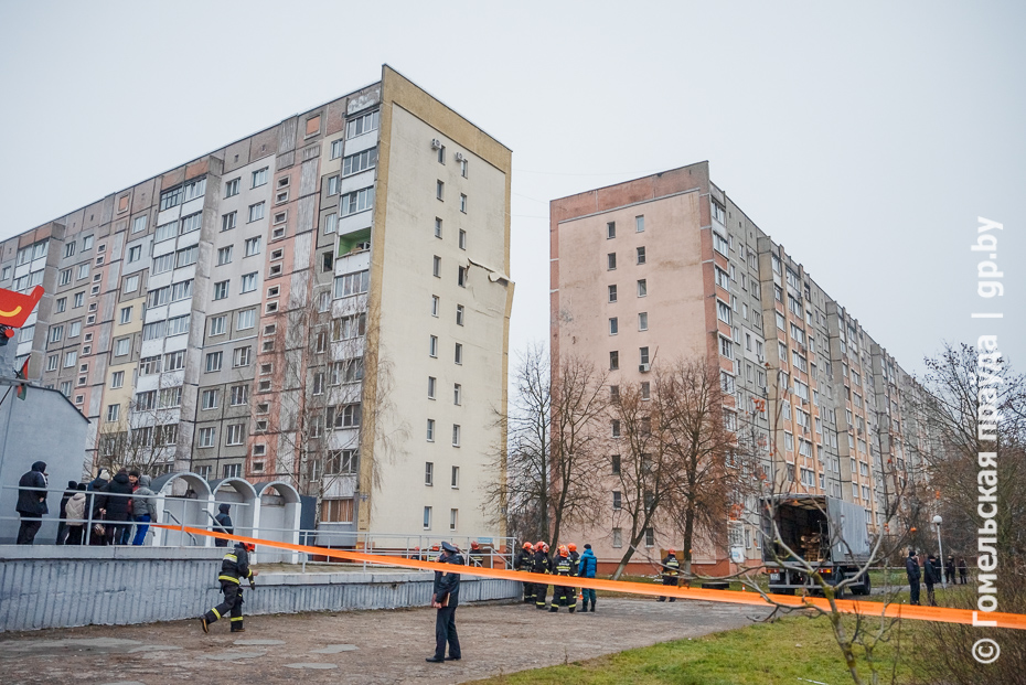 Спасатели у повреждённого жилого дома. Спасатели у повреждённого жилого дома.
