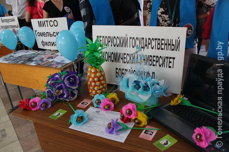 Сладкие праздничные композиции бобруйской команды жюри оценило дипломом второй степени.jpg