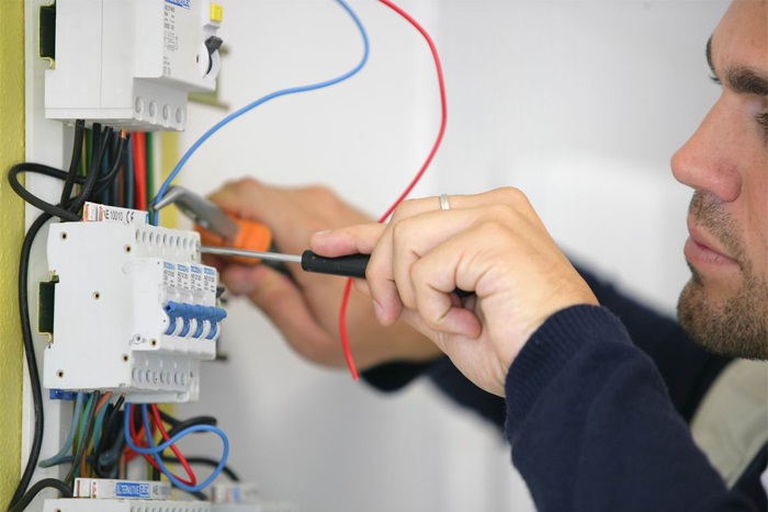 ustanovka_i_montazh_avtomatov_v_elektroschetchike.jpg ustanovka_i_montazh_avtomatov_v_elektroschetchike.jpg