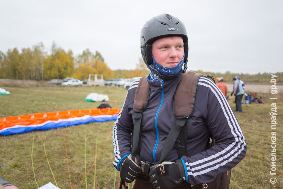 на аэродроме в Зябровке проходит чемпионат Беларуси по точности приземления на парапланах