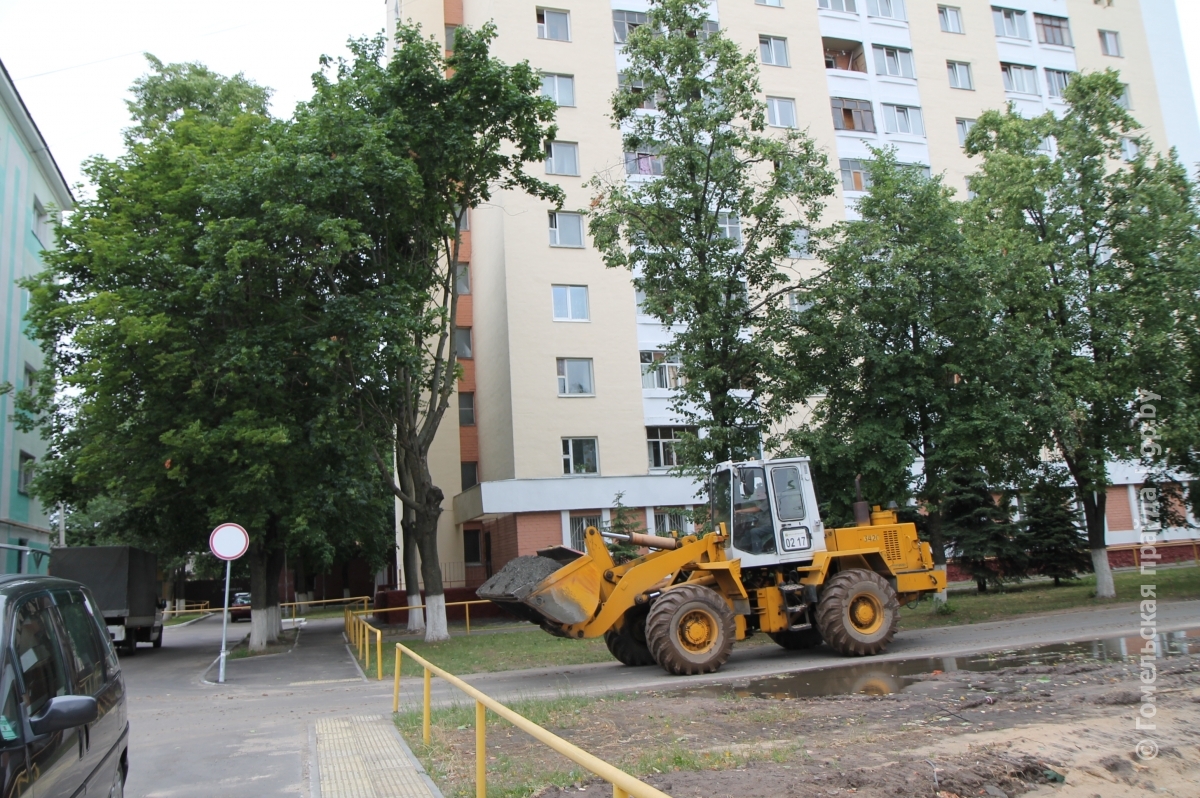 18. От остановки к предприятию идет прямая дорога. Временные неудобства связаны со строительством.JPG