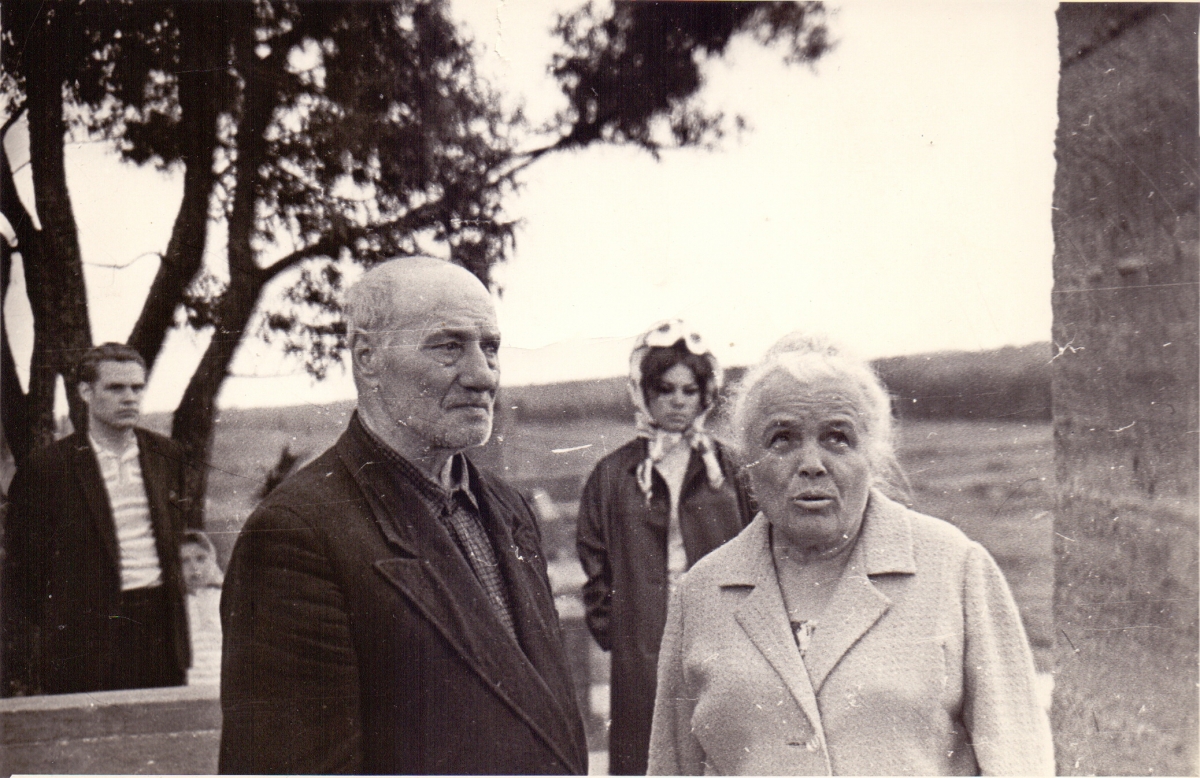 Хатынь 1969 г.И.И.Каминский и  М.Н.Анисимова.jpg