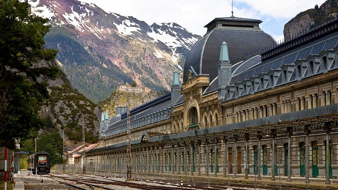 98092047_canfranc_stn_alamy.jpg 98092047_canfranc_stn_alamy.jpg