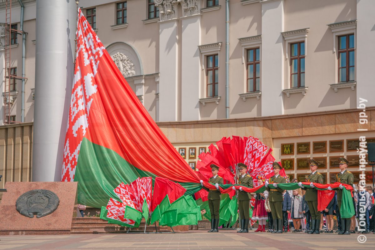 Государственный флаг Беларуси: красный цвет — мужество народа, зелёный — жизнь и надежда