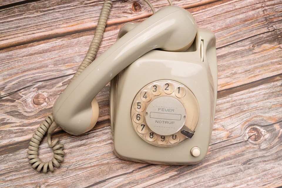 vintage-telephone-7418800_960_720.jpg