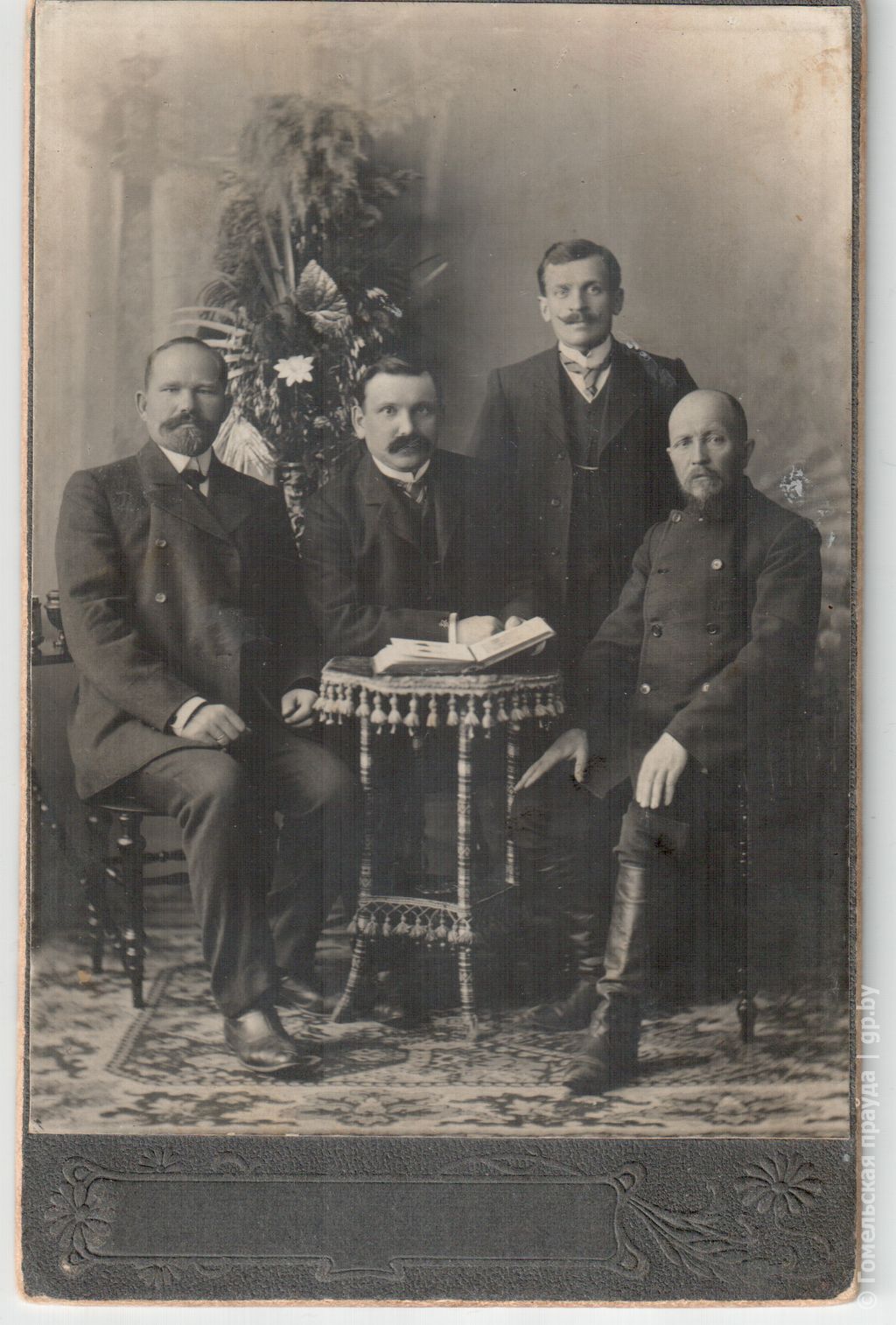 8. Л.Г. Новиков с коллегами в Вятке.jpg