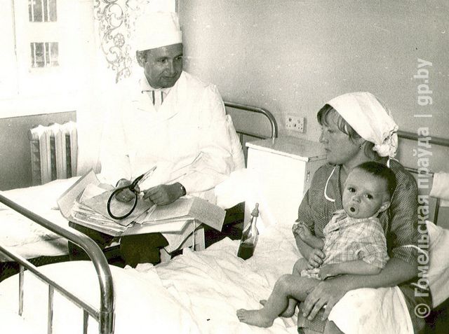 На обходе главный врач Эдуард Русаков фото 1983 года.jpg На обходе главный врач Эдуард Русаков фото 1983 года.jpg