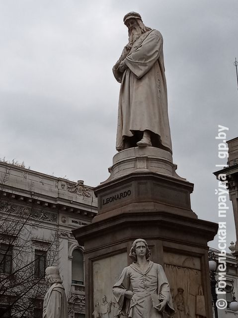 Памятник Леонардо да Винчи.jpg Памятник Леонардо да Винчи.jpg