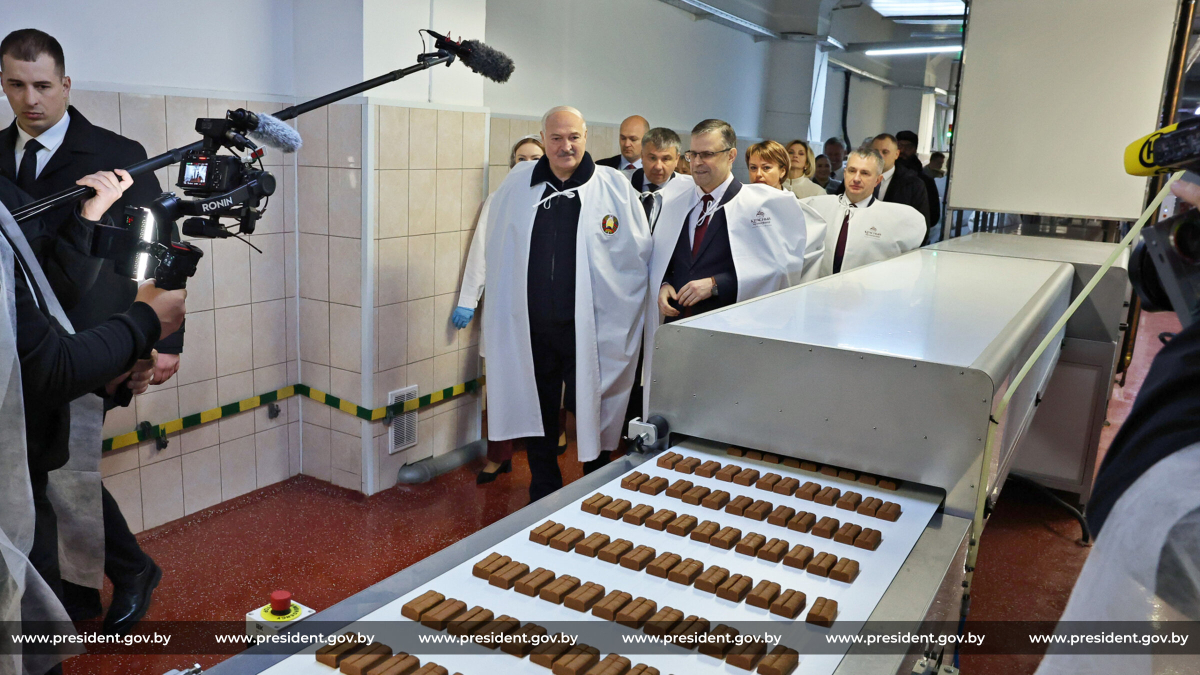Президент Беларуси Александр Лукашенко на кондитерской фабрике «Красный Мозырянин» в Наровле