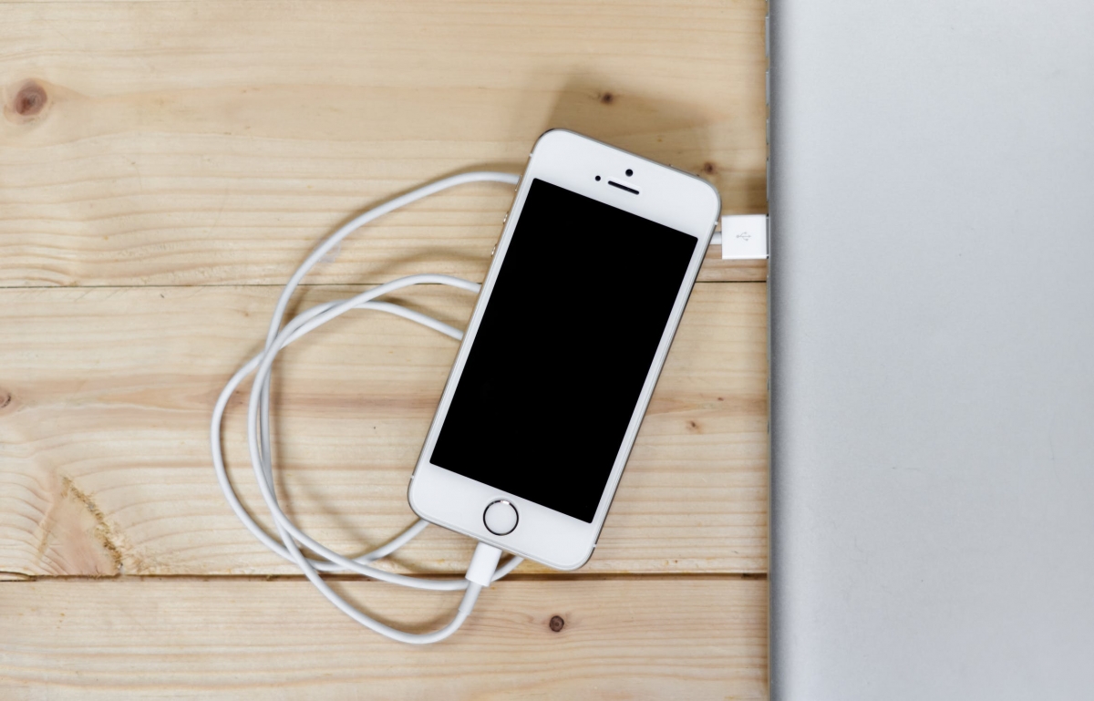 apple-iphone-smartphone-desk.jpg apple-iphone-smartphone-desk.jpg