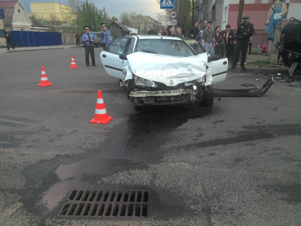 авария в Новобелице, джип столкнулся с рено.jpg