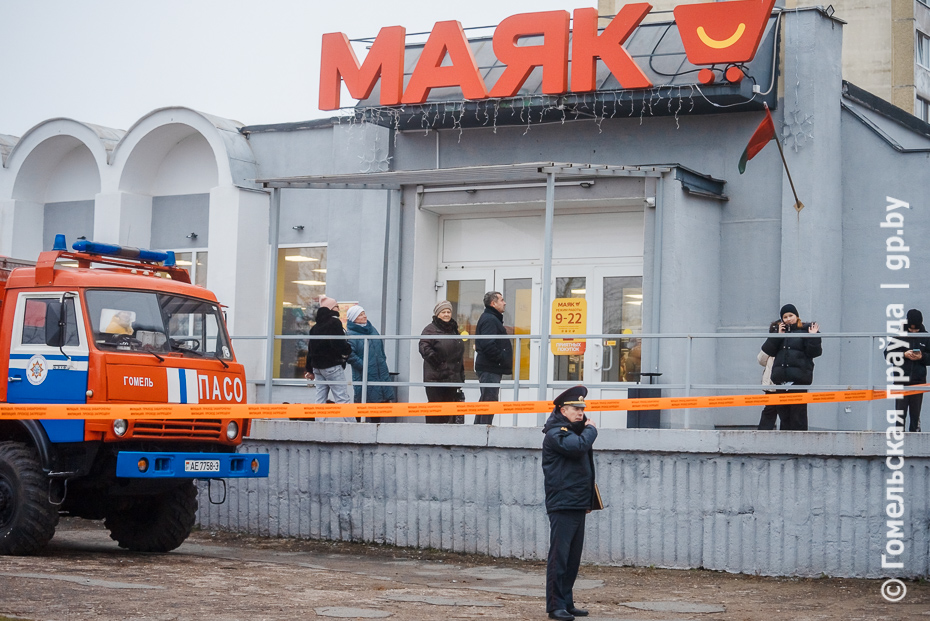 Аварийно‑спасательная техника у подъезда дома.