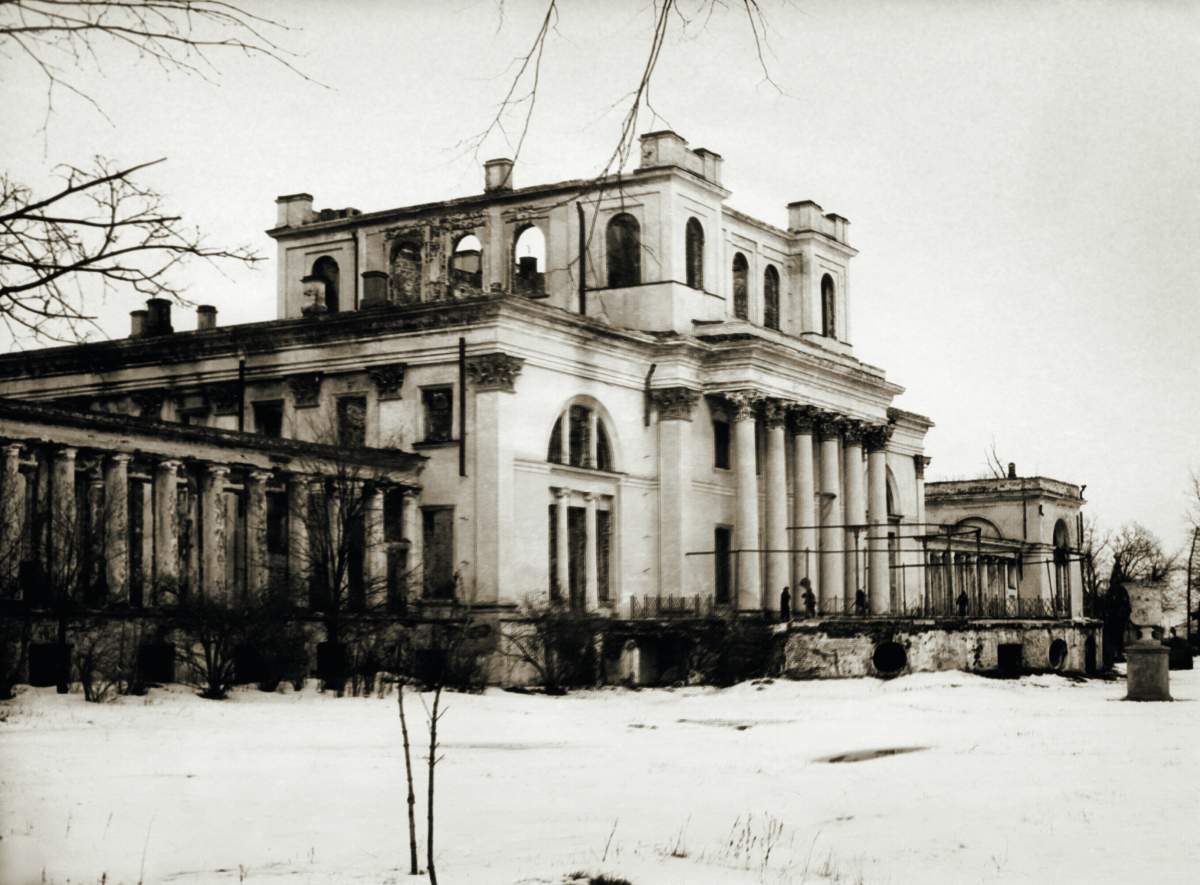 07.Центральная часть дворца после освобождения.jpg
