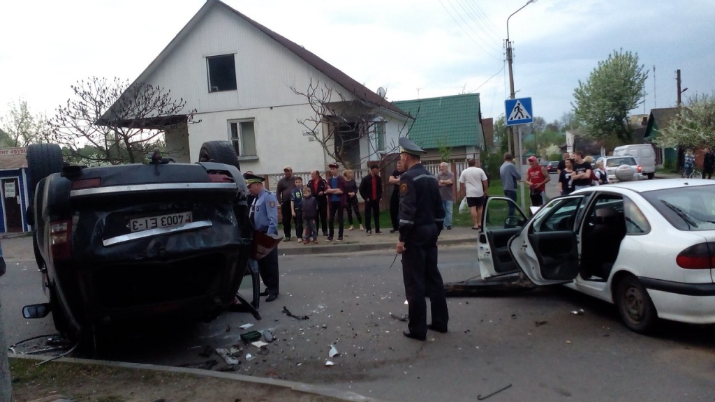 авария в Новобелице, джип перевернулся.jpg