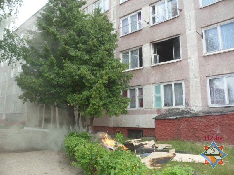 В Жлобине до приезда пожарных вахтер спасла двух малышей, запертых в горящей комнате.jpg