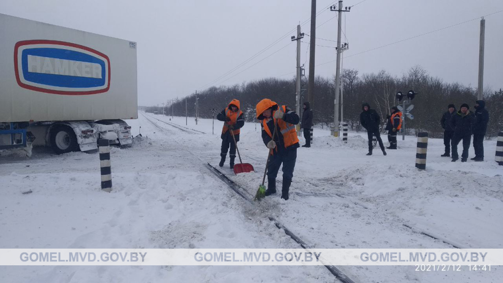 В Добрушском районе товарный поезд столкнулся с большегрузом 1.jpeg
