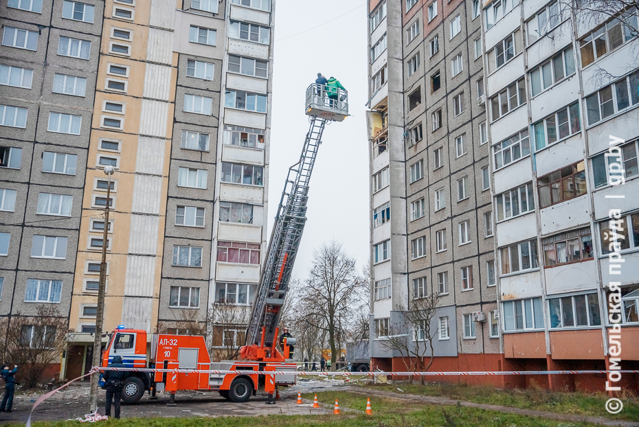 Реагирование на ЧП: техника и специалисты на месте взрыва газа.