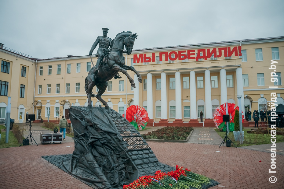 Памятник Константину Рокоссовскому в сквере в Гомеле. Памятник Константину Рокоссовскому в сквере в Гомеле.