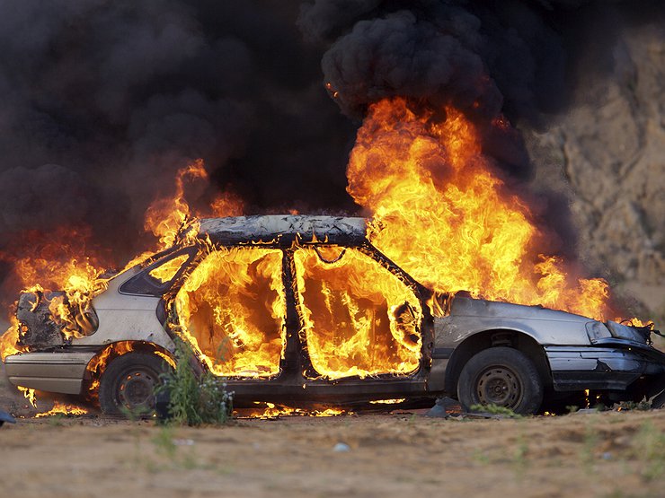 авто горит car-fire.jpg.740x555_q85_box-79,0,1583,1129_crop_detail_upscale.jpg
