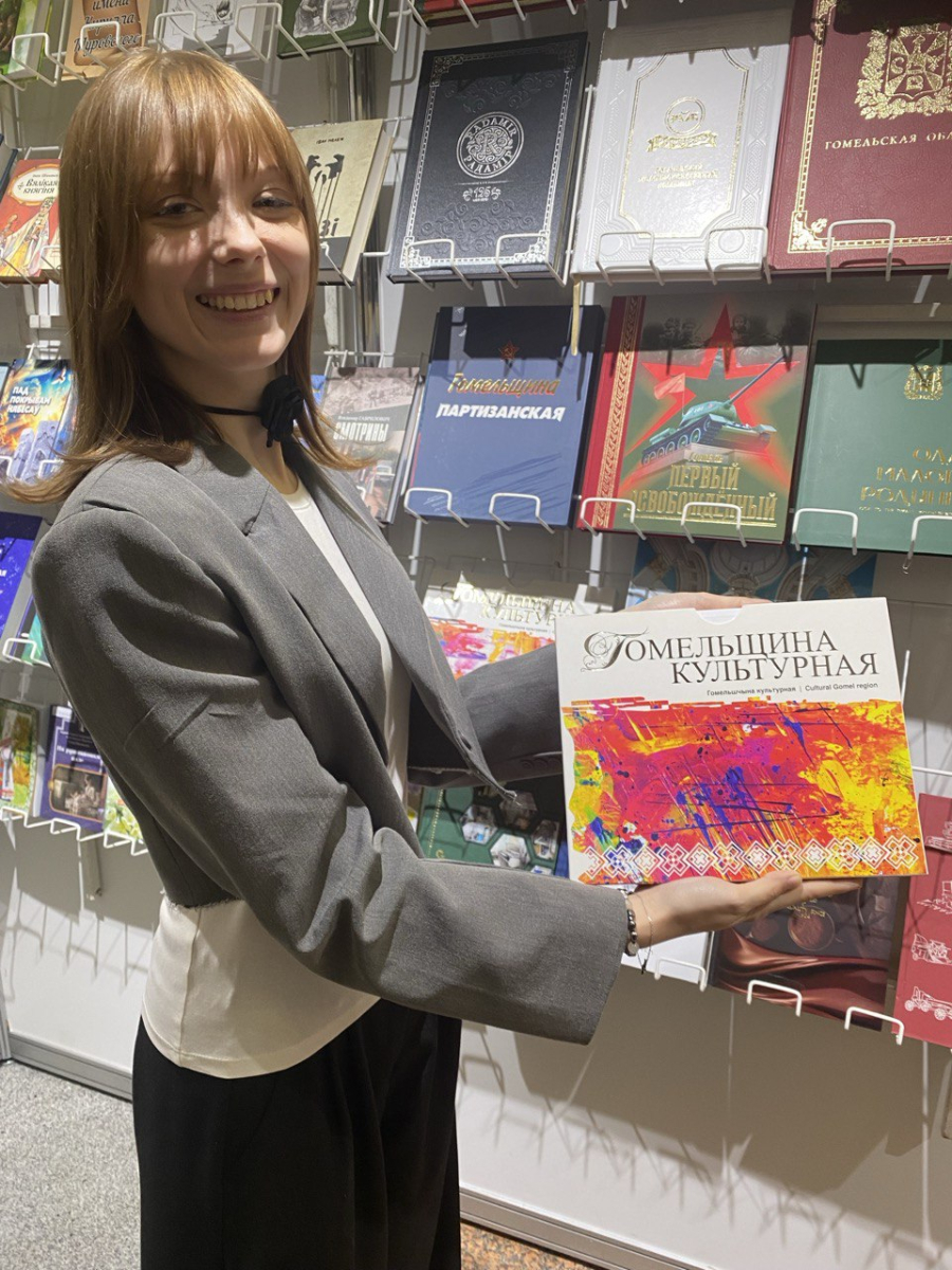 Книги, изданные «Гомельскай праўдай», на выставке в Минске