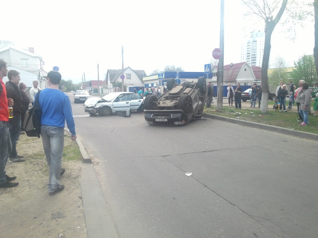 авария в Новобелице, джип столкнулся с рено3.jpg