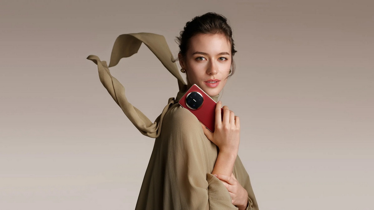 huawei-mate-x6-lifestyle-red-2x.jpg