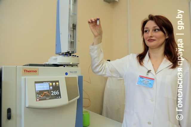 заведующая лабораторией Татьяна Хомазюк осваивает новую технику.jpg