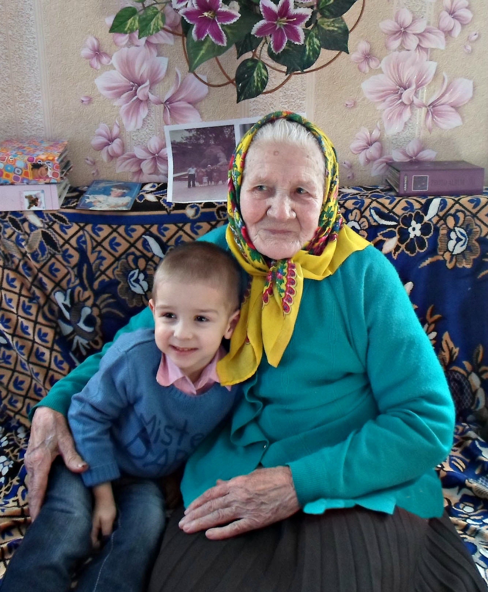 Есть только миг между прошлым и будущим...(на фото правнучек со своей любимой прабабушкой, которой уже исполнилось 90 лет) Фото Оксаны Борсук.jpg