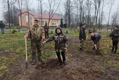 Дерево героя: экологи области занимаются озеленением мест боевой и воинской славы