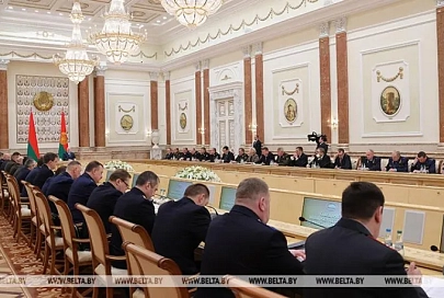 Президент Беларуси правоохранителям и чиновникам: не самоуспокаивайтесь, нам надо удержать страну