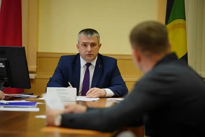 «Просьба выключить камеру, у меня святой вопрос». Губернатор Иван Крупко провел прием граждан в Буда-Кошелеве